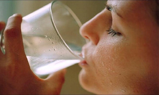 Đoán tuổi thọ thông qua việc uống nước: Nếu mỗi lần uống nước đều đối mặt với 5 tín hiệu bất thường này, hãy đi kiểm tra càng sớm càng tốt - Ảnh 1.