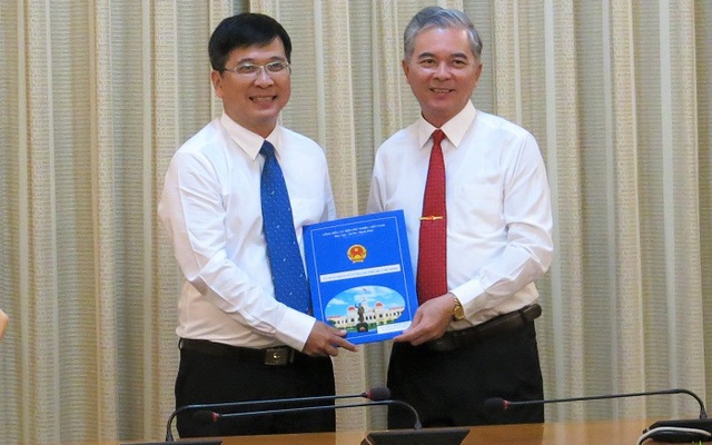 Phó Chủ tịch UBND TP Ngô Minh Châu trao quyết định cho ông Phan Thanh Tùng ( Ảnh: Minh Thư - TPHCM)