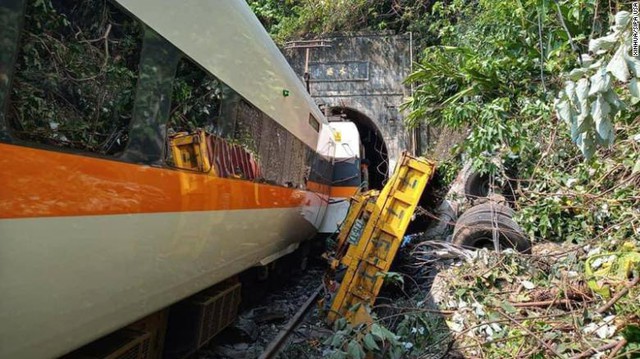 Hình ảnh toa tàu, xe tải nát vụn trong vụ tai nạn thảm khốc làm ít nhất 48 người chết ở Đài Loan - Ảnh 1.
