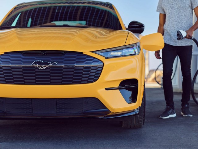 Ngôi sao mới nổi Ford Mustang Mach-E đe doạ ngôi vương của Tesla - Ảnh 1.