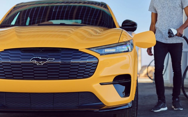 "Ngôi sao mới nổi" Ford Mustang Mach-E đe doạ ngôi vương của Tesla