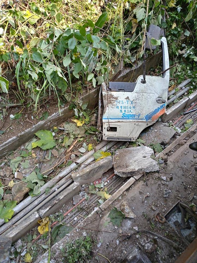 Hình ảnh toa tàu, xe tải nát vụn trong vụ tai nạn thảm khốc làm ít nhất 48 người chết ở Đài Loan - Ảnh 5.