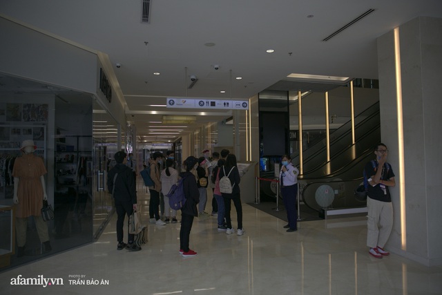 Stunned: The Saigonese at 6 am lined up in front of the Starbucks gate to hunt for a blue glass for 500k, after 4 hours of selling, the price increased by 4 times!  - Photo 2.