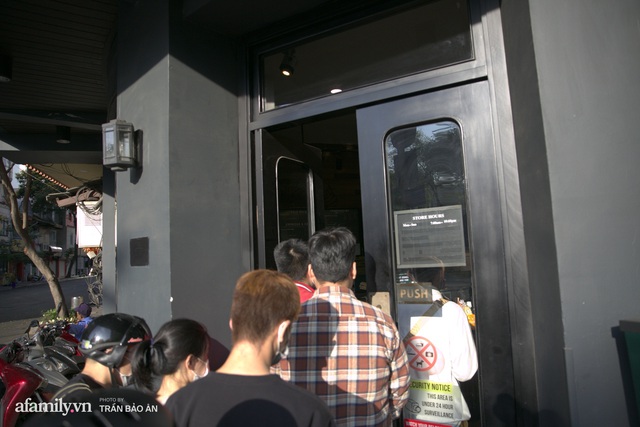 Choáng: Người Sài Gòn 6h sáng xếp hàng dài trước cổng Starbucks để săn chiếc ly màu xanh với giá 500k, sau 4 tiếng bán lại đã TĂNG GIÁ GẤP 4 LẦN! - Ảnh 4.