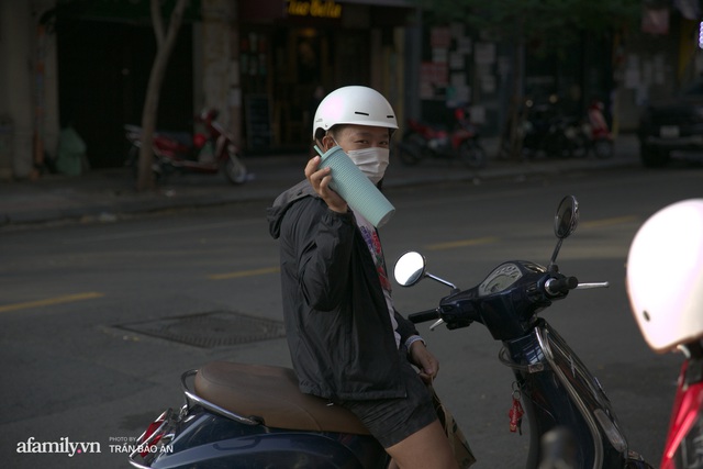 Stunned: The Saigonese at 6 am lined up in front of the Starbucks gate to hunt for a blue cup for 500k, after 4 hours of selling, the price increased by 4 times!  Photo 10.