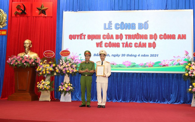 Thượng tướng Lê Quý Vương trao Quyết định và chúc mừng Đại tá Bùi Duy Hưng ( Ảnh: Công an bắc Ninh)