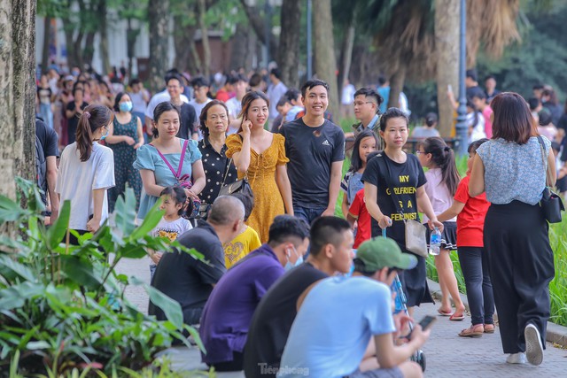  Chen chân lên Hồ Gươm hóng gió ngày nghỉ lễ Giỗ Tổ  - Ảnh 2.