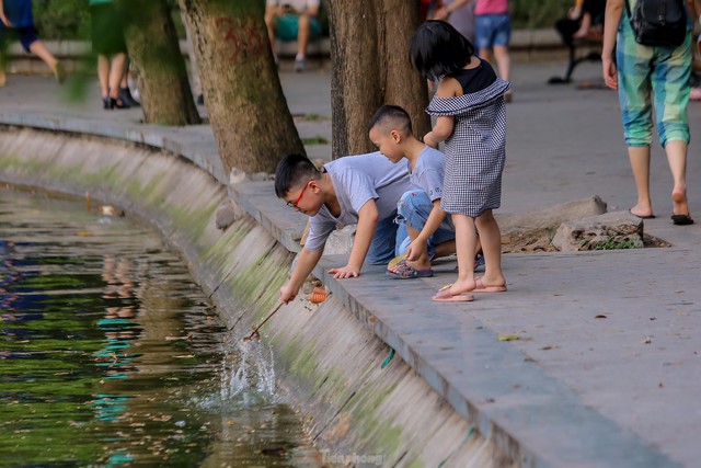  Chen chân lên Hồ Gươm hóng gió ngày nghỉ lễ Giỗ Tổ  - Ảnh 15.