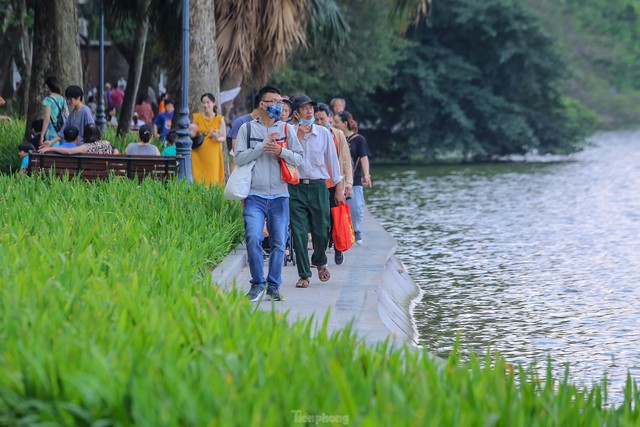  Chen chân lên Hồ Gươm hóng gió ngày nghỉ lễ Giỗ Tổ  - Ảnh 8.