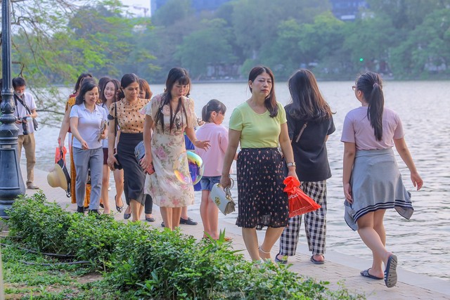  Chen chân lên Hồ Gươm hóng gió ngày nghỉ lễ Giỗ Tổ  - Ảnh 9.