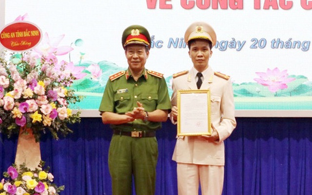 Thượng tướng Lê Quý Vương trao quyết định cho Đại tá Bùi Duy Hưng.