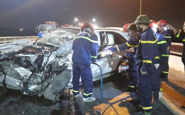 Xe ô tô Mercedes GLC hư hỏng hoàn toàn sau vụ tai nạn