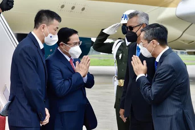  Thủ tướng Phạm Minh Chính tới Indonesia, bắt đầu chuyến công tác nước ngoài đầu tiên  - Ảnh 1.