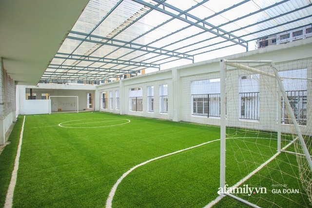 Có một ngôi trường dạy theo phương pháp Đồng kiến tạo ở ngay Hà Nội, phòng học ngập tràn ánh sáng, đặc biệt nhất là khu vui chơi trên sân thượng - Ảnh 8.