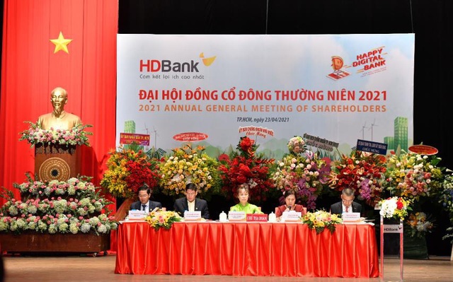 Cổ đông HDBank làm thủ tục tham dự đại hội
