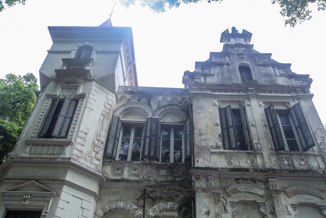  Loạt công trình biệt thự cổ ở Hà Nội bị xâm hại  - Ảnh 2.