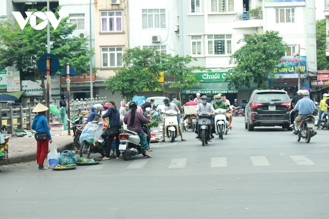 Nhan nhản chợ cóc chiếm dụng lòng đường trên nhiều tuyến phố Hà Nội - Ảnh 2.