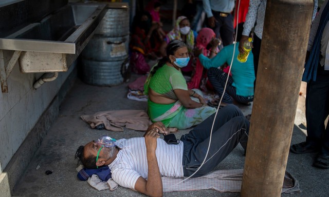 Sau bãi hỏa táng là loạt ảnh bệnh nhân Covid-19 ở Ấn Độ vật vã thở oxy chờ được nhập viện - Ảnh 11.
