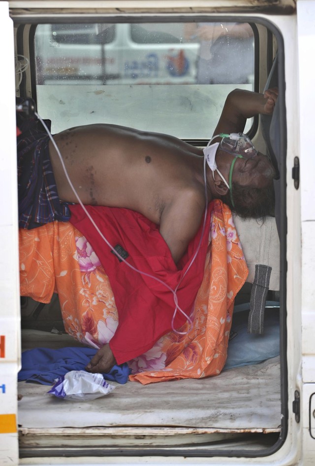 Sau bãi hỏa táng là loạt ảnh bệnh nhân Covid-19 ở Ấn Độ vật vã thở oxy chờ được nhập viện - Ảnh 13.