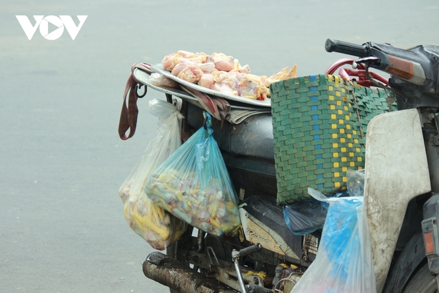 Nhan nhản chợ cóc chiếm dụng lòng đường trên nhiều tuyến phố Hà Nội - Ảnh 14.