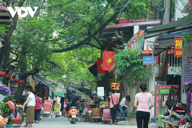 Nhan nhản chợ cóc chiếm dụng lòng đường trên nhiều tuyến phố Hà Nội - Ảnh 16.