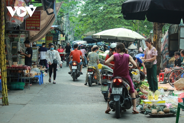 Nhan nhản chợ cóc chiếm dụng lòng đường trên nhiều tuyến phố Hà Nội - Ảnh 19.