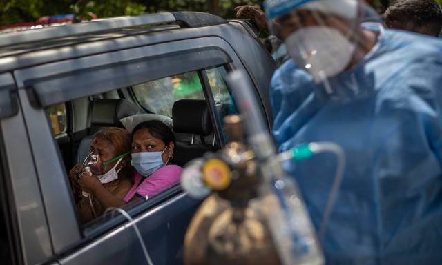 Sau bãi hỏa táng là loạt ảnh bệnh nhân Covid-19 ở Ấn Độ vật vã thở oxy chờ được nhập viện - Ảnh 6.