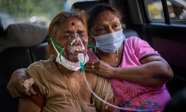 Sau bãi hỏa táng là loạt ảnh bệnh nhân Covid-19 ở Ấn Độ vật vã thở oxy chờ được nhập viện - Ảnh 7.