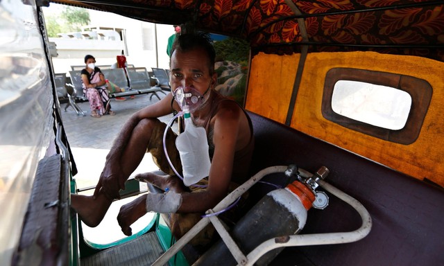 Sau bãi hỏa táng là loạt ảnh bệnh nhân Covid-19 ở Ấn Độ vật vã thở oxy chờ được nhập viện - Ảnh 8.