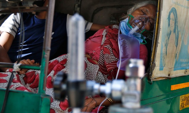 Sau bãi hỏa táng là loạt ảnh bệnh nhân Covid-19 ở Ấn Độ vật vã thở oxy chờ được nhập viện - Ảnh 9.