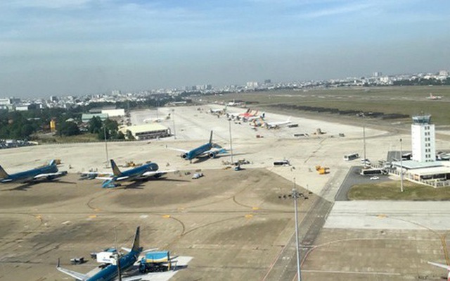 Đường băng sân bay Tân Sơn Nhất bị sét đánh hỏng phải đóng cửa trong hơn 1 giờ đồng hồ. Ảnh minh hoạ.