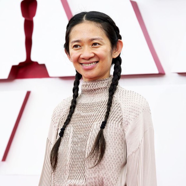 Nữ đạo diễn gốc Á đầu tiên đoạt giải Oscar: Người phụ nữ không bao giờ trang điểm đang làm “chấn động” giới điện ảnh thế giới - Ảnh 1. Nữ đạo diễn gốc Á đầu tiên đoạt giải Oscar: Người phụ nữ không bao giờ trang điểm đang làm “chấn động” giới điện ảnh thế giới - Ảnh 1.