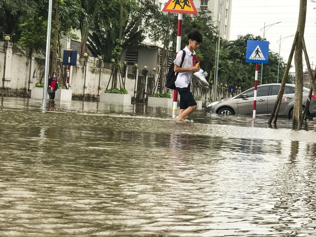  Hà Nội: Sau trận mưa lớn, hàng loạt ô tô ngập sâu trong biển nước - Ảnh 13.