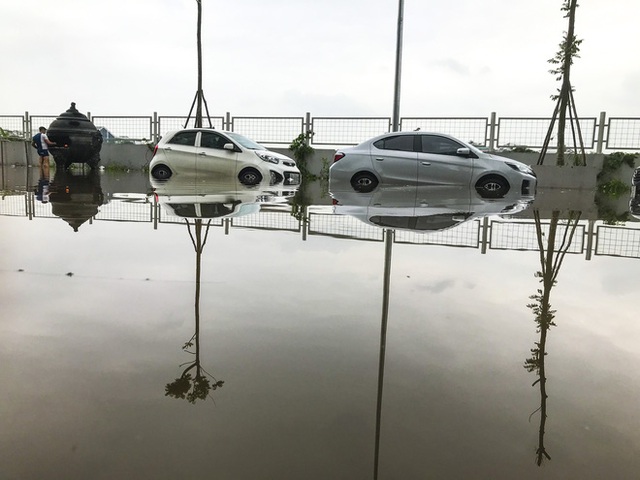  Hà Nội: Sau trận mưa lớn, hàng loạt ô tô ngập sâu trong biển nước - Ảnh 10.