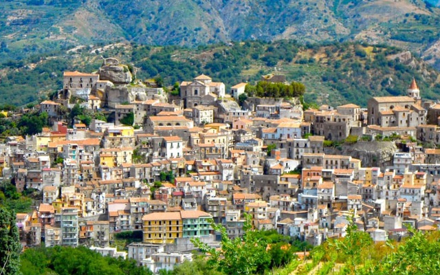 Trong khi cả thế giới đang quay cuồng vì sốt đất, lại thêm một thị trấn ở Italia bán nhà giá 1 Euro