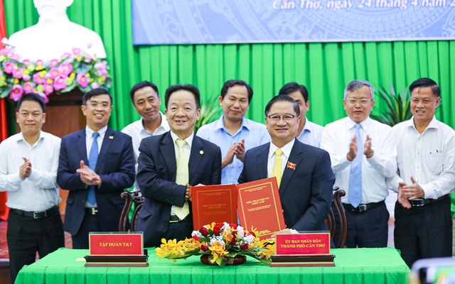 Ông Trần Việt Trường, Chủ tịch UBND TP Cần Thơ (bên phải) trao văn bản chấp thuận chủ trương nghiên cứu đầu tư một số dự án trên địa bàn cho ông Đỗ Quang Hiển, Chủ tịch Tập đoàn T&T Group.