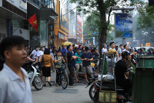 Cháy lớn tại nhà hàng Nét Huế đúng giờ tan tầm, giao thông ùn tắc kéo dài  - Ảnh 3.