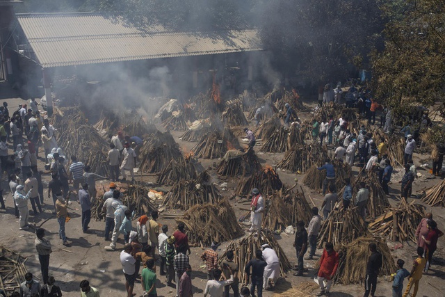 Loạt ảnh thảm cảnh ở Ấn Độ khiến thế giới rùng mình: Người chết nằm la liệt, dàn hỏa thiêu hoạt động hết công suất, phải chặt cây trong công viên để hỏa táng - Ảnh 24.