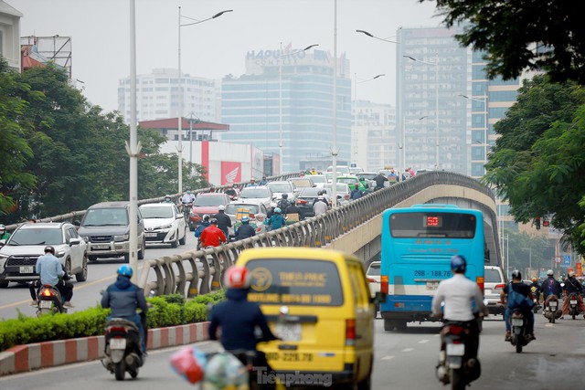 Bất chấp lệnh cấm giờ cao điểm, xe máy vẫn vô tư phi lên cầu vượt Láng - Lê Văn Lương - Ảnh 2.