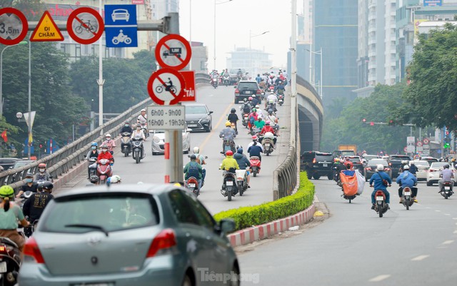 Bất chấp lệnh cấm giờ cao điểm, xe máy vẫn vô tư phi lên cầu vượt Láng - Lê Văn Lương - Ảnh 3.