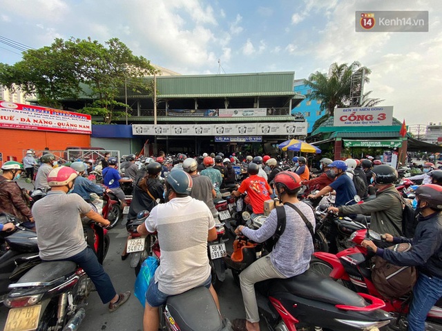 Chùm ảnh: Người dân đổ xô về quê nghỉ lễ 30/4 - 1/5, các cửa ngõ Sài Gòn bắt đầu ùn tắc kinh hoàng - Ảnh 21.