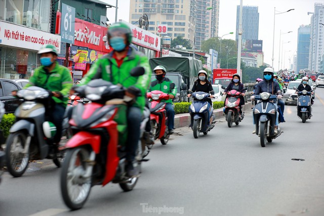 Bất chấp lệnh cấm giờ cao điểm, xe máy vẫn vô tư phi lên cầu vượt Láng - Lê Văn Lương - Ảnh 6.
