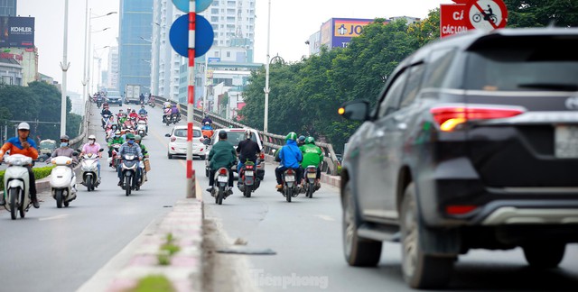 Bất chấp lệnh cấm giờ cao điểm, xe máy vẫn vô tư phi lên cầu vượt Láng - Lê Văn Lương - Ảnh 10.