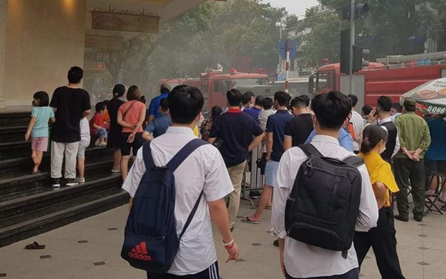 Vụ hỏa hoạn trong hầm Tràng Tiền Plaza: Xe sang Ranger Rover tự bốc cháy Vụ hỏa hoạn trong hầm Tràng Tiền Plaza: Xe sang Ranger Rover tự bốc cháy