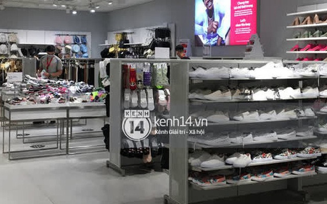 Loạt store H&M Việt Nam tối nay: Ở Hà Nội vắng hơn bình thường, bị viết cả lời phản đối lên poster; TP.HCM vẫn đông đúc