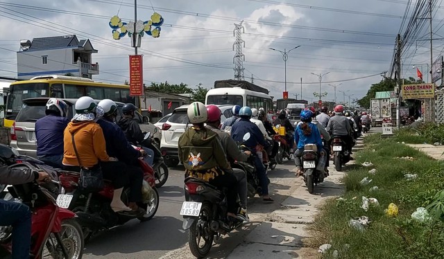  Cầu Rạch Miễu ùn tắc kinh hoàng vì dòng người về quê nghỉ lễ  - Ảnh 1.