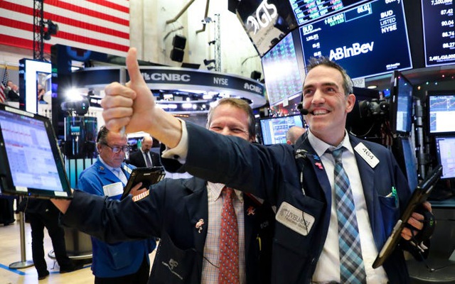 Phố Wall hào hứng trước một loạt thông tin tích cực, Dow Jones tăng hơn 200 điểm