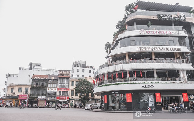 Hà Nội ngày đầu tiên nghỉ lễ: Vắng vẻ một cách bất ngờ do người dân đang chấp hành tốt về chống dịch!