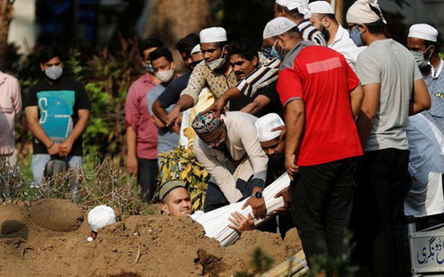 Người đào mộ ở Ấn Độ kiệt sức vì làm việc 24 giờ/ngày