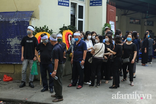 Nhói lòng những ánh mắt ngây thơ cùng nhành hoa trắng tiễn đưa nạn nhân nhỏ tuổi nhất trong vụ cháy nhà kinh hoàng trên phố Tôn Đức Thắng - Ảnh 2.